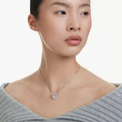 Swan pendant